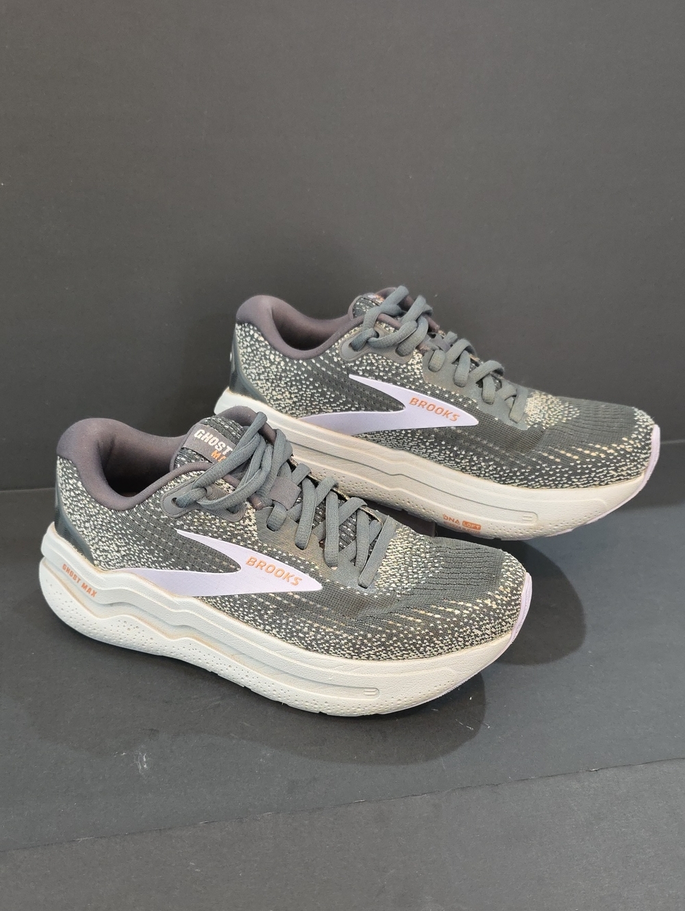 Brooks Ghost MAX 2 Women’s Gray Running Shoes with Light Pink Accents Size 6